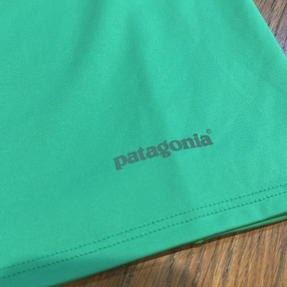 Patagonia active top size medium - Picture 3 of 3